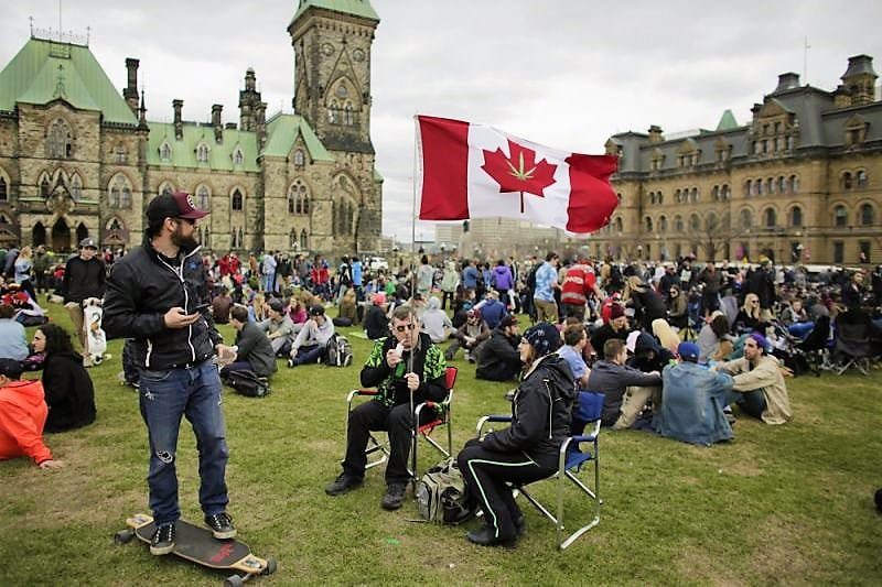 weedsmart_image_smoking weed public-weedsmart (2)